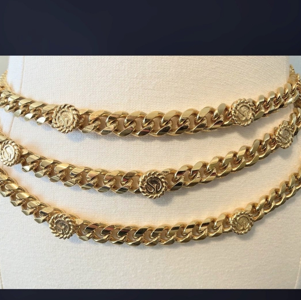 Stunning St. John Vintage 1980's-90'    Gold Chain Belt with Medallion Accents - Picture 6 of 17